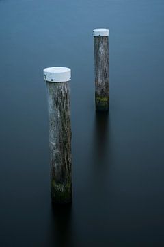 Bolder palen in het water, minimalisme van Rick Goede
