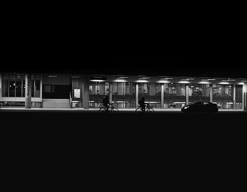 Silhouetten van fietsende mensen in Utrecht