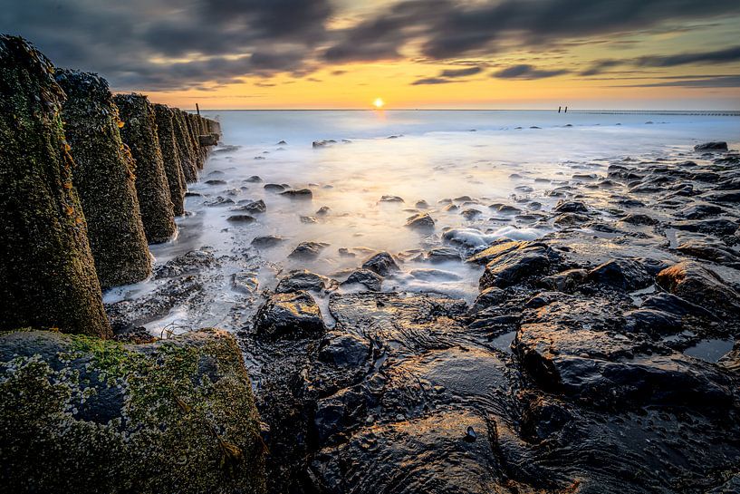 Golfbreker aan de Zeeuwse kust bij zonsondergang van Fotografiecor .nl