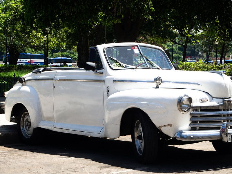 Classic car in Cuba by Ineke Huizing