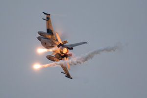 F16 Airpower demo met flares van Joram Janssen