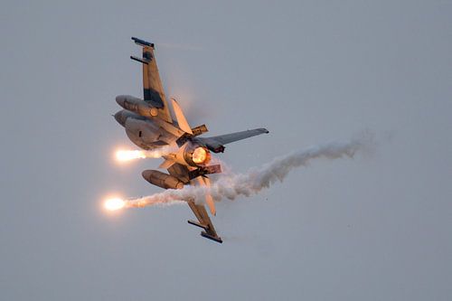 F16 Airpower demo met flares von Joram Janssen