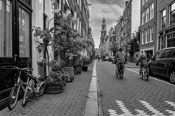 Fietsend naar de Westerkerk in Amsterdam van Peter Bartelings