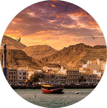 Panorama Haven Skyline Muscat in Oman bij zonsondergang