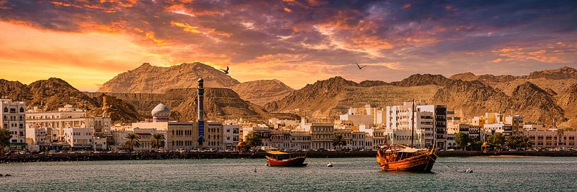 Panorama Haven Skyline Muscat in Oman bij zonsondergang van Dieter Walther
