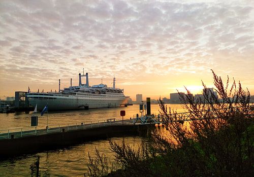 SS Rotterdam in de zonsopkomst onder een sprookjesachtige lucht