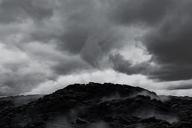 Paysage volcanique brumeux, recouvert de pierres de lave sur Besa Art