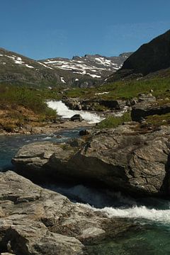 Waterval in achterland fjorden vanaf Alesund by Jan Roodzand