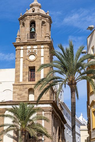 Een straatbeeld en kerk van een historische Mediterrane stad, Atlantische Oceaan. Cádiz, Andalusië, Spanje