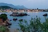 Uitzicht op het Griekse kustdorpje Stoupa van Miranda van Hulst thumbnail