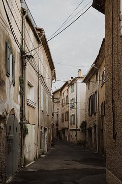 Französische Straßenszene in der Provence, Frankreich. von Fenna Duin-Huizing