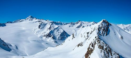 Uitzicht over de Tiroler-Alpen in Oostenrijk tijdens een mooie winterdag
