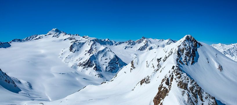 Ansicht über die schneebedeckten Tiroler Alpen in Österreich während eines schönen Wintertages von Sjoerd van der Wal Fotografie