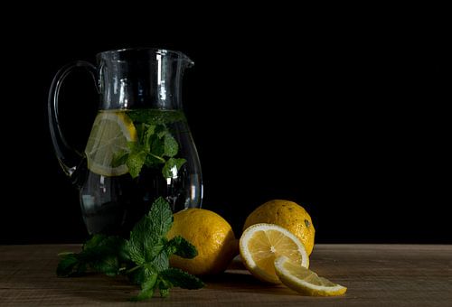 stilleven met glazen kan met citroen en mint