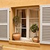 karakteristiek raam met open shutters in Toscaans huis van Margriet Hulsker