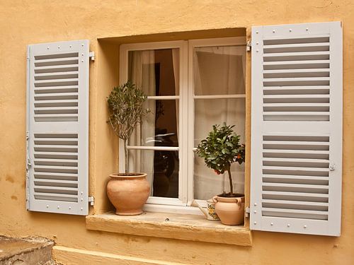 karakteristiek raam met open shutters in Toscaans huis