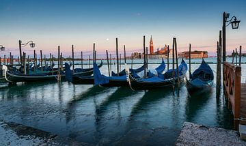 Gondels bij zonsondergang in Venetië van Alex Neumayer