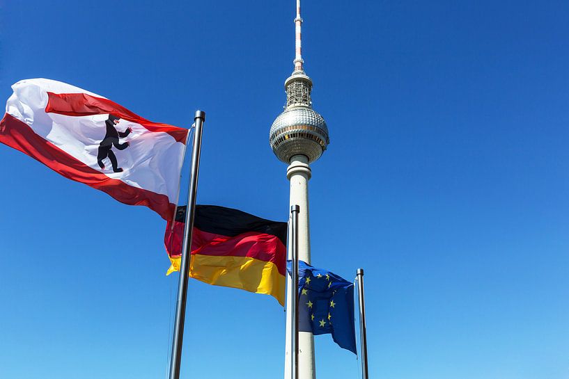 Tour de télévision de Berlin avec des drapeaux par Frank Herrmann