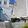 Maison blanche en bois avec porte bleue à Gamle Stavanger, Norvège sur My Footprints