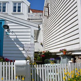 Weißes Holzhaus mit blauer Tür in Gamle Stavanger, Norwegen von My Footprints