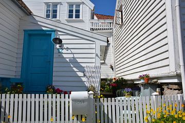 Weißes Holzhaus mit blauer Tür in Gamle Stavanger, Norwegen von My Footprints