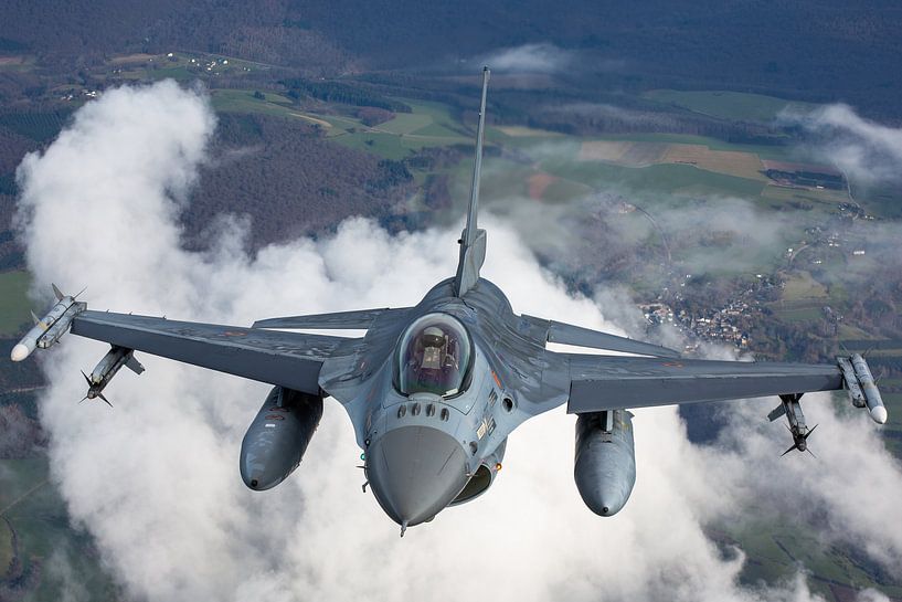 Vue aérienne de face F-16AM par ross_impress