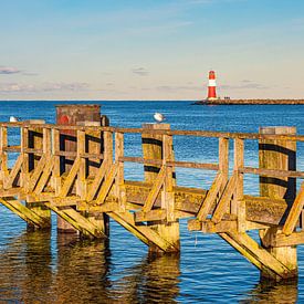 Pier en steiger aan de kust van de Oostzee in Warnemünde van Rico Ködder