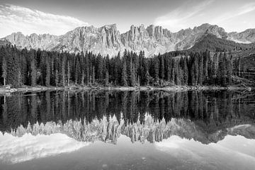 Schöner Bergsee in den Dolomiten in schwarzweiß  von Manfred Voss, Schwarz-weiss Fotografie