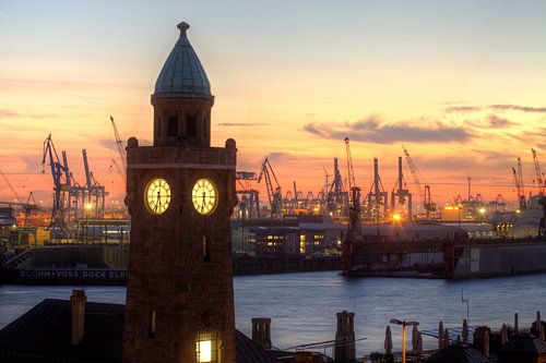 Hamburg : Abendstimmung bei den St.-Pauli-Landungsbruecken