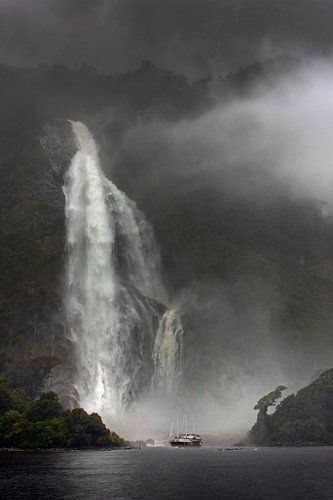 Boot in dramatisch landschap van Milford Sound Nieuw Zeeland