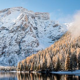 Lago di Braies met Sneeuw en Herfstkleuren van Tim Emmerzaal