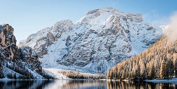 Lago di Braies met Sneeuw en Herfstkleuren van Tim Emmerzaal