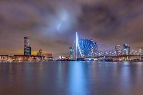 De skyline van Rotterdam tijdens de avond