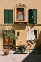 Café in vrolijke kleuren in Lucca, Italië