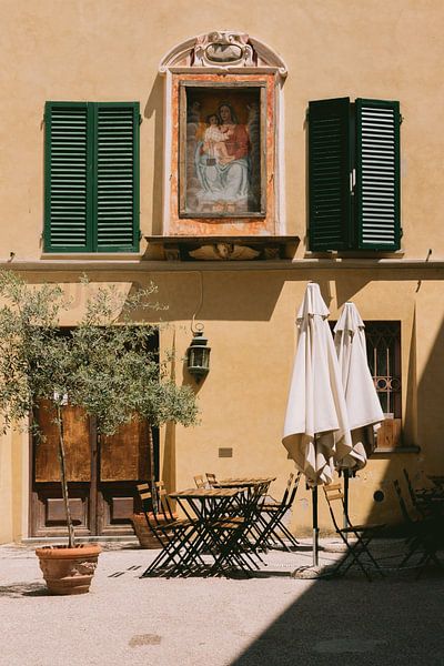Café in vrolijke kleuren in Lucca, Italië van Vy Van Nguyen