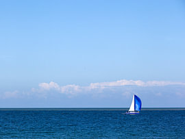 Blaues Segel - weite Ruhe von PHOTOGENIQUE