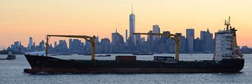 Manhattan Skyline in New York met een passerend schip, panorama by Merijn van der Vliet