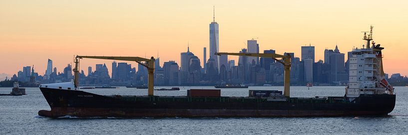 Manhattan Skyline in New York met een passerend schip, panorama van Merijn van der Vliet