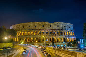 Het Grand Colosseum het grootste amfitheater gebouwd door het Romeinse rijk 's nachts in Rome - Ital