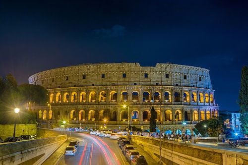 Het Grand Colosseum het grootste amfitheater gebouwd door het Romeinse rijk 's nachts in Rome - Ital van Castro Sanderson