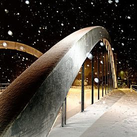 Le pont Schellingwouder dans la neige sur Loek Lobel