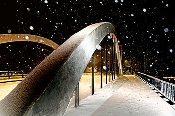 Le pont Schellingwouder dans la neige sur Loek Lobel