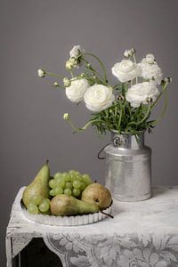 Stilleven met bloemen en fruit