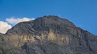 Alpine bergtop  met spel van zonlicht en schaduw