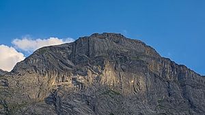 Alpengipfel mit Spiel von Sonne und Schatten
