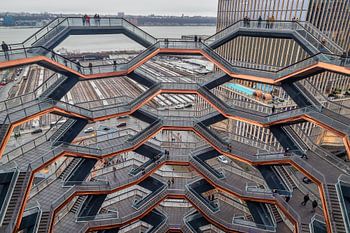 Vessel (Hudson Werften Sanierungsprojekt ) in NYC bei Sonnenuntergang mit Wolken am Himmel