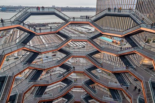 Vessel (herontwikkelingsproject van de werven van Hudson) in NYC bij zonsondergang met wolken in de 