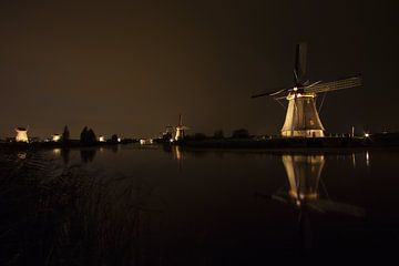 Beleuchtete Windmühlen in Kinderdijk nach Sonnenuntergang von Jeroen Stel