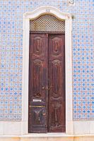 Les portes du Portugal sont marron avec les tuiles portugaises numéro 8