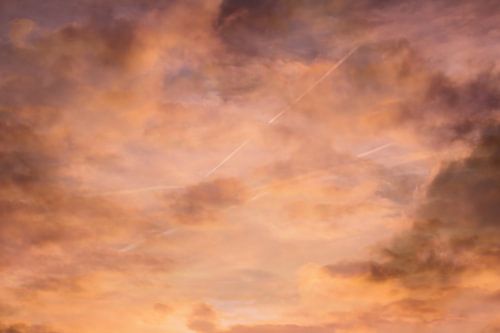 Abstracte fotografie | Fantasie | Vliegtuigstrepen tussen surrealistisch gouden wolken